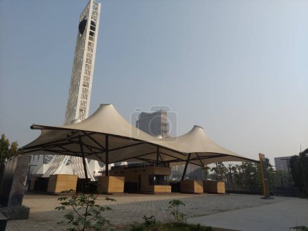 Téléchargez les photos : Tente temporaire à Milon Mela terrain de Calcutta avec un fond blanc abstrait utilisé pour le commerce, foire, exposition - en image libre de droit
