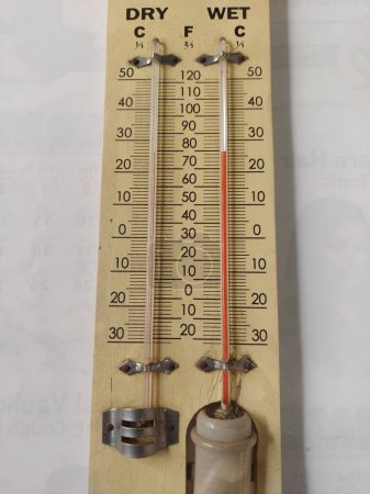 Téléchargez les photos : Hygromètre mural à bulbe humide et sec, utilisé pour déterminer l'humidité relative de l'air à une température donnée - en image libre de droit