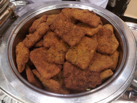 Téléchargez les photos : Friture de poisson, aliment bengali à base de poisson vetki, frite - en image libre de droit
