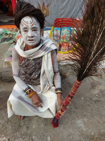 Téléchargez les photos : Calcutta, West Bengal,India 8th January 2023:Sadhavi or women sadhu smeared with vibhuty or holy ash waiting for devotees to bless at Gangasagar transit camp or akhara . - en image libre de droit