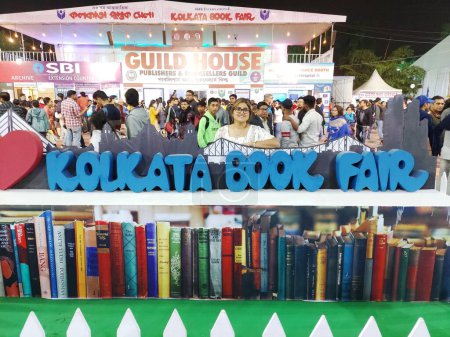 Téléchargez les photos : Calcutta, Bengale-Occidental, 5 février 2023 : Kolkata Book Fair International 2023, vue de face du bureau de guilde avec les amoureux du livre - en image libre de droit