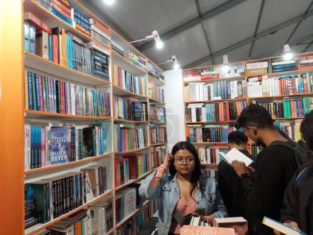 Téléchargez les photos : Calcutta, Bengale-Occidental, 5 février 2023 : Foire internationale du livre de Kolkata, vue de face du bureau de guilde avec les amoureux du livre. - en image libre de droit