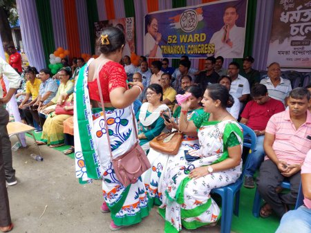 Téléchargez les photos : Kolkata, Bengale occidental, Inde, 21 juillet 2023 : À l'appel de Mamata Banerjee, des militants trinamool se rendent à Dharmatala pour observer la fête des martyrs, le succès de la victoire du Panchayat et contre le Modi - en image libre de droit