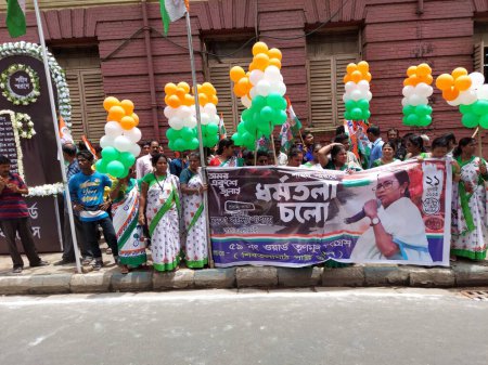 Téléchargez les photos : Kolkata, Bengale occidental, Inde, 21 juillet 2023 : À l'appel de Mamata Banerjee, des militants trinamool se rendent à Dharmatala pour observer la fête des martyrs, le succès de la victoire du Panchayat et contre le Modi - en image libre de droit