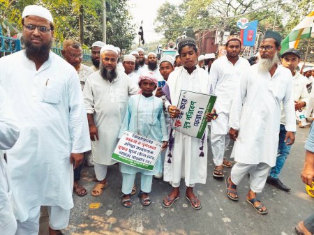 Téléchargez les photos : Calcutta, Bengale occidental, Inde, 14 septembre 2023 : Un énorme rassemblement de musulmans indiens avec affiche et bannière pour soutenir la Palestine, exigeant d'arrêter la guerre, sauver les enfants, les femmes, les civils, l'ingérence active de l'ONU - en image libre de droit