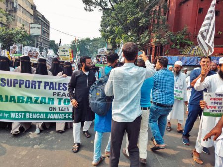 Téléchargez les photos : Calcutta, Bengale occidental, Inde, 14 septembre 2023 : Des femmes musulmanes indiennes participent à un rassemblement avec des hommes pour soutenir la Palestine, exigeant l'arrêt de la guerre, la sauvegarde de l'enfant, de la mère et l'ingérence active de l'ONU - en image libre de droit