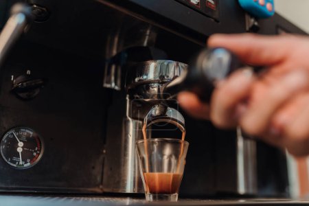 Foto de Primer plano cocffee espresso que vierte de la máquina de café espresso. Espresso shot, Concepto de café. - Imagen libre de derechos