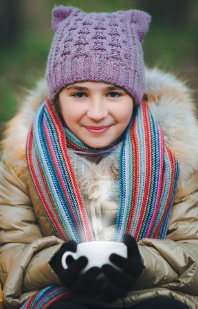 Foto de Una chica con una taza de té caliente para dar un paseo por el bosque de otoño. Vista superior. - Imagen libre de derechos