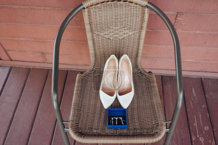 Téléchargez les photos : Bijoux et chaussures femme sur fond bois. Préparation de l'image de mariage de la mariée. - en image libre de droit