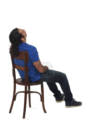 Téléchargez les photos : Homme assis chaise et regardant vers le haut sur fond blanc - en image libre de droit
