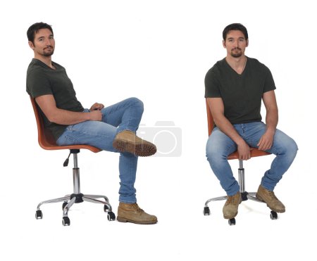 Foto de Lado y frente de los mismos hombres sentados en silla sobre fondo blanco - Imagen libre de derechos
