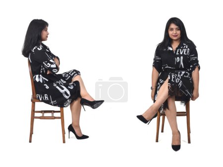 Foto de Vista frontal y lateral de la mujer latina con vestido y tacones altos y piernas cruzadas sentado en la silla sobre fondo blanco, piernas cruzadas - Imagen libre de derechos