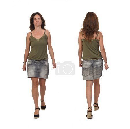 Foto de Vista frontal y trasera de una mujer con falda de mezclilla y espadrillas caminando sobre fondo blanco - Imagen libre de derechos
