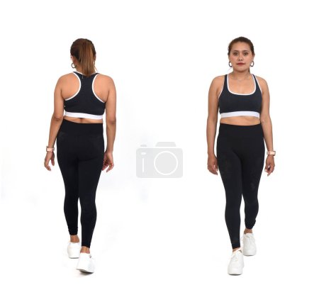 Téléchargez les photos : Vue avant et arrière de la même femme avec des vêtements de sport marchant sur fond blanc - en image libre de droit