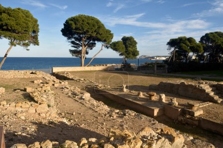 Téléchargez les photos : La ville grecque d'Empuries ruines par la mer, province de Gérone, Espagne - en image libre de droit