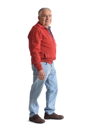 Téléchargez les photos : Portrait d'un homme âgé debout sur fond blanc - en image libre de droit