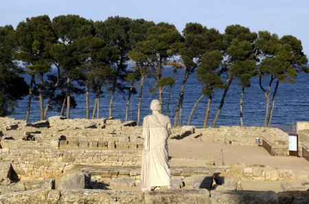 Téléchargez les photos : L'après-midi dans les ruines d'Empuries, Sculpture d'Asklepios, La Escala, province de Gérone, Catalogne, Espagne - en image libre de droit