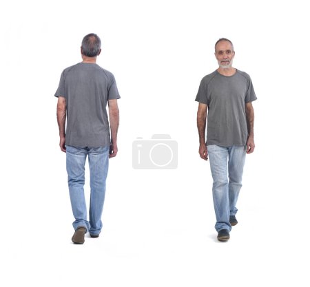 Foto de Vista frontal y trasera de los mismos hombres caminando sobre fondo blanco - Imagen libre de derechos
