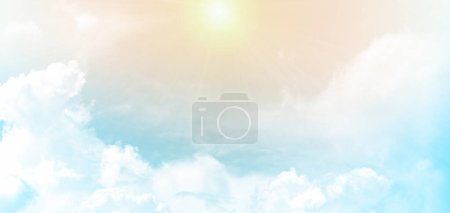Foto de Cielo de verano aire caliente, sol brillando por encima entre nubes esponjosas. cielo azul imagen de fondo - Imagen libre de derechos