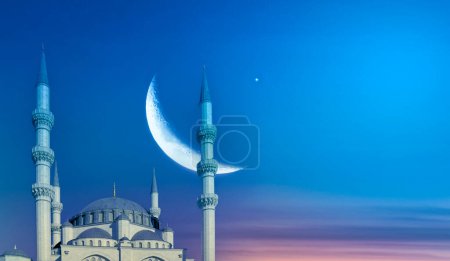 Foto de Minaretes, cúpula de mezquita y media luna en el cielo. Imagen religiosa de fondo. - Imagen libre de derechos