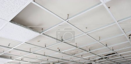 Téléchargez les photos : Photo de plafond suspendu. Cadre métallique sur le plafond avant l'installation de cloisons sèches - en image libre de droit