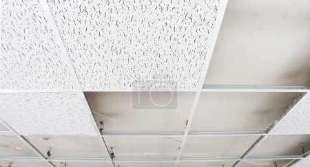 Foto de Instalación de techo suspendido. Marco de metal en el techo de placas de yeso - Imagen libre de derechos