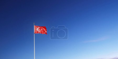 Foto de Turk Bayragi Bandera turca ondeando en el hermoso cielo azul sin nubes. Foto de fondo para el mensaje de felicitación de los días nacionales de Turquía y el mensaje de redes sociales - Imagen libre de derechos