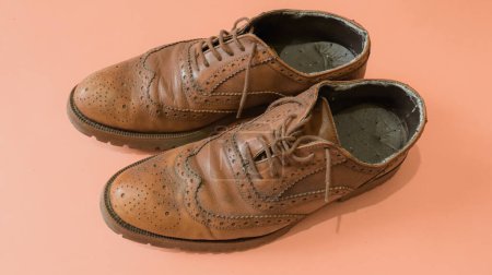 Foto de Zapato clásico hombre, marrón, viejo y desgastado. - Imagen libre de derechos