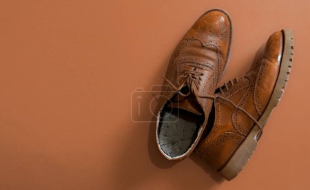 Foto de Zapato clásico para hombre de vista superior. Zapatos casuales marrón, viejos y desgastados - Imagen libre de derechos