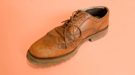 Foto de Zapato de cuero viejo, desgastado y con cordones - Imagen libre de derechos