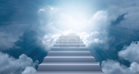 Eine Treppe zum Himmel. Licht und Treppen führen durch dunkle Wolken. Konzept von Erfolg, Spiritualität, Erhebung und religiösen Werten.