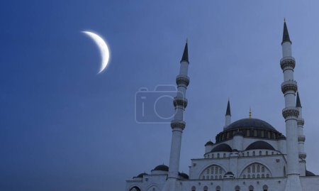 Ramadan-Monat und islamisches Konzept Foto. Blick auf Mondsichel, Moschee und Minarett.