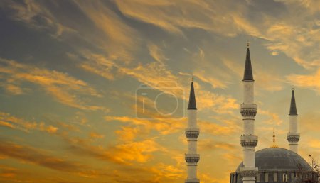 Ein islamisches Hintergrundbild. Blick auf die Kuppel und die Minarette der berühmten Moschee von Istanbul bei Sonnenuntergang. 