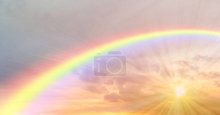 Foto de Cielo tranquilo con arco iris increíble al atardecer - Imagen libre de derechos