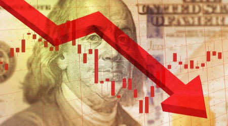 Récession de l'économie américaine. Flèche rouge pointant vers le bas sur le portrait de Benjamin Franklin sur le billet d'un dollar. Concept financier image de fond.