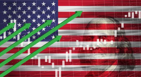 Téléchargez les photos : La montée de l'économie américaine. Portrait de Benjamin Franklin et flèche verte montant sur le drapeau américain. Concept financier image de fond. - en image libre de droit