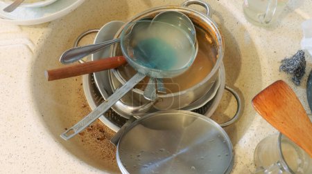 Cuisine désordonnée. Vaisselle sale non lavée dans l'évier et sur le comptoir de la cuisine