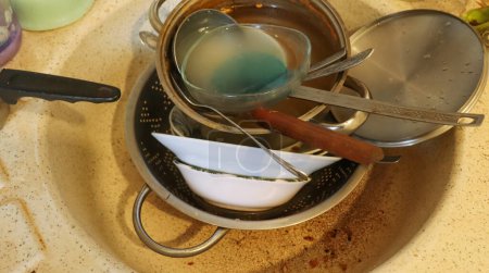 Foto de Contador de cocina sucio. Platos sucios sin lavar en el fregadero - Imagen libre de derechos