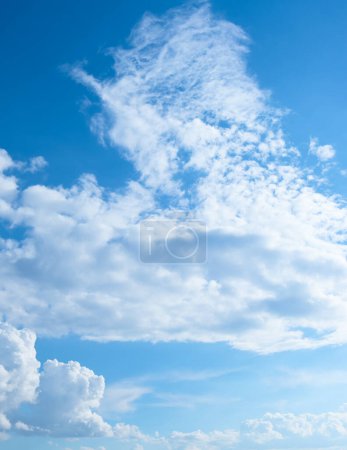 Himmel Landschaft vertikales Foto. Klarer blauer Himmel mit weißen Wolken. Natürliche Bewölkung Himmel Hintergrund Textur.