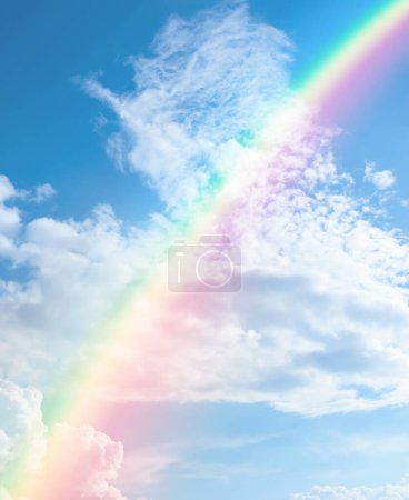 Regenbogen und schöner blauer Himmel. Hintergrundbild Glück und Frieden