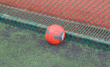 Téléchargez les photos : Ballon de football rouge sur le bord du terrain de football - en image libre de droit