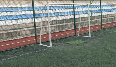 Campo de entrenamiento de fútbol de césped artificial y pequeño gol de fútbol.