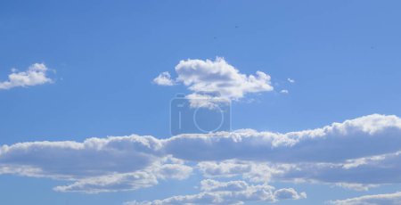 Luftaufnahme von blauem Himmel und weißen Wolken.