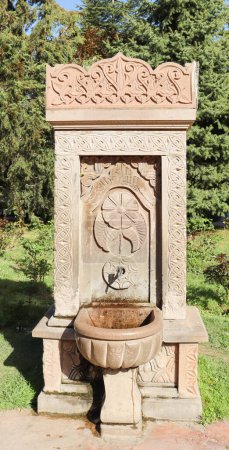 Fuente de piedra antigua histórica decorada con motivos otomanos.