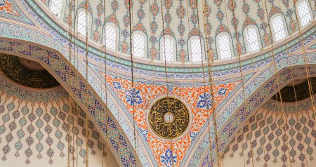 Mezquita cúpula y pared decorada con motivos islámicos. 