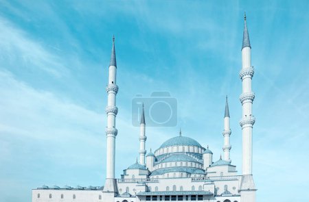 Ankara Kocatepe Camii. Hermoso cielo azul y vista a la mezquita. foto de fondo slamic.