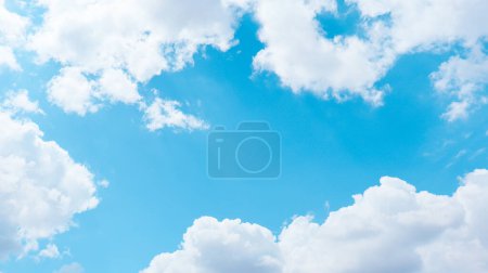Buen tiempo. Vista de abajo hacia arriba de nubes blancas y cielo azul en un día soleado. 3d estiramiento techo decoración imagen.