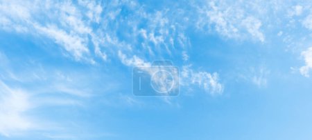 Cirruswolken und strahlend blauer Himmel zur Sommerzeit. Diese zarten Wolken haben einen seidigen Glanz und sind wispy. Panorama-Blick auf den Himmel. 3D Stretch Decke Himmel Muster.