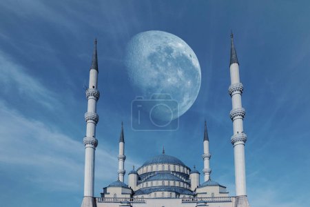 Islam Symbol, Mezquita. Día islámico santo o foto de fondo del concepto de Ramadán. Cielo crepuscular azul oscuro y luna brillante en el fondo. Ankara - Kocatepe Camii