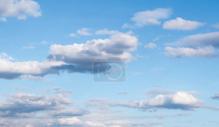 Vista aérea del cielo desde el avión. Hermosas nubes esponjosas y aire fresco. Vista alta cielo azul.